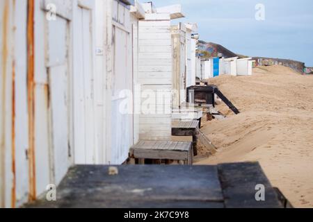 ©PHOTOPQR/VOIX DU NORD/Johan BEN AZZOUZ ; 18/12/2020 ; Sangatte, le 18 décembre 2020. Les chalets de blériot-plage au Lever du jour. La commune de Sangatte a programmé la Destruction de 213 des 233 chalets de Blériot-Plage, au 1er février 2021 (loi litoranal). FOTO JOHAN BEN AZZOUZ LA VOIX DU NORD Francia, 18th 2020 dicembre -- gli chalet blériot-plage all'alba. Il comune di Sangatte ha programmato la distruzione di 213 dei 233 chalet di Blériot-Plage, il 1 febbraio 2021 (legge costiera). Foto Stock