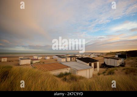 ©PHOTOPQR/VOIX DU NORD/Johan BEN AZZOUZ ; 18/12/2020 ; Sangatte, le 18 décembre 2020. Les chalets de blériot-plage au Lever du jour. La commune de Sangatte a programmé la Destruction de 213 des 233 chalets de Blériot-Plage, au 1er février 2021 (loi litoranal). FOTO JOHAN BEN AZZOUZ LA VOIX DU NORD Francia, 18th 2020 dicembre -- gli chalet blériot-plage all'alba. Il comune di Sangatte ha programmato la distruzione di 213 dei 233 chalet di Blériot-Plage, il 1 febbraio 2021 (legge costiera). Foto Stock