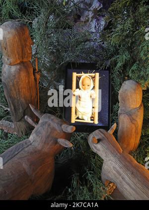 ©PHOTOPQR/l'ALSACE/Jean-Marc LOOS ; Strasbourg ; 18/12/2020 ; un enfant Jésus apparaît sur une tablette dans la crèche entre Joseph, Marie, l'âne et le bœuf. Xmas e tecnologie virtuali... Gesù appare su una tavoletta in una culla Foto Stock