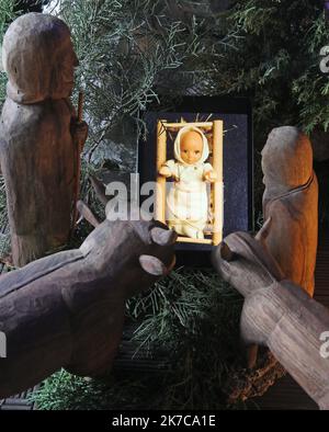 ©PHOTOPQR/l'ALSACE/Jean-Marc LOOS ; Strasbourg ; 18/12/2020 ; un enfant Jésus apparaît sur une tablette dans la crèche entre Joseph, Marie, l'âne et le bœuf. Xmas e tecnologie virtuali... Gesù appare su una tavoletta in una culla Foto Stock
