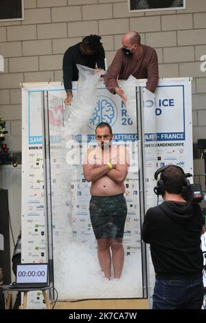 ©PHOTOPQR/VOIX DU NORD/Thierry THOREL ; 19/12/2020 ; Romain Vandendorpe tente de battre le record du monde d’immersion dans la glace - le 19 dicembre 2020 - A Wattrelos - Photo : THIERRY THOREL / LA VOIX DU NORD - 2020/12/19. Romain Vandendorpe cerca di rompere il record mondiale di immersione su ghiaccio Foto Stock