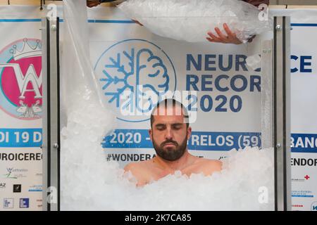 ©PHOTOPQR/VOIX DU NORD/Thierry THOREL ; 19/12/2020 ; Romain Vandendorpe tente de battre le record du monde d’immersion dans la glace - le 19 dicembre 2020 - A Wattrelos - Photo : THIERRY THOREL / LA VOIX DU NORD - 2020/12/19. Romain Vandendorpe cerca di rompere il record mondiale di immersione su ghiaccio Foto Stock