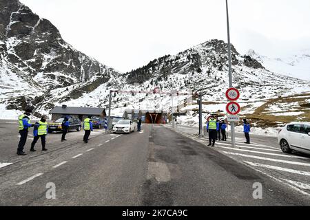 ©PHOTOPQR/LA DEPECHE DU MIDI/LAURENT DARD ; TARBES ; 19/12/2020 ; DDM LAURENT DARD CONTROLES DE POLICE ET DE GENDARMERIE A LA FRONTIERE ENTRE LA FRANCE ET L ESPAGNOLE AU TUNNEL D ARAGNOUET BIELSA - CONTROLLI DI POLIZIA E GENDARMERIE AL CONFINE TRA LA FRANCIA E LA SPAGNA PRESSO IL TUNNEL ARAGNOUET BIELSA Foto Stock