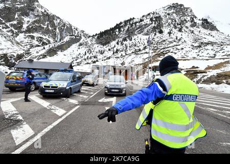 ©PHOTOPQR/LA DEPECHE DU MIDI/LAURENT DARD ; TARBES ; 19/12/2020 ; DDM LAURENT DARD CONTROLES DE POLICE ET DE GENDARMERIE A LA FRONTIERE ENTRE LA FRANCE ET L ESPAGNOLE AU TUNNEL D ARAGNOUET BIELSA - CONTROLLI DI POLIZIA E GENDARMERIE AL CONFINE TRA LA FRANCIA E LA SPAGNA PRESSO IL TUNNEL ARAGNOUET BIELSA Foto Stock