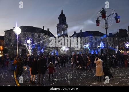 ©PHOTOPQR/OUEST FRANCE/Thomas Bregoris ; Rennes ; 19/12/2020 ; Jeux de lumiÃ¨res place de l'hÃ´tel de ville au coucher du soleil Photo: Thomas Bregoris / Ouest-France - CONTROLLI DI POLIZIA E GENDARMERIE AL CONFINE TRA FRANCIA E SPAGNA AL TUNNEL ARAGNOUET BIELSA Foto Stock