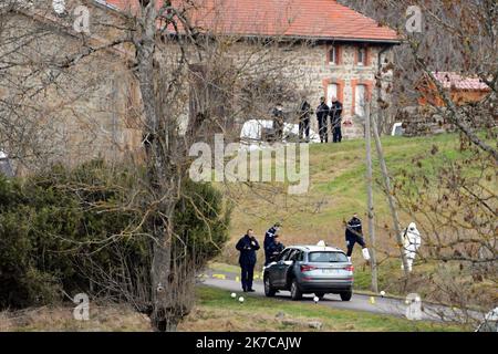 ©PHOTOPQR/LA MONTAGNE/Richard BRUNEL ; ; 23/12/2020 ; faits divers trois gendarmes tues a saint Just par un forcene, saint Just le 23 decembre 2020, photo Richard Brunel Saint-Just, Central France il 23 dicembre 2020. Tre gendarmes sono stati uccisi ed un quarto ferito da un cannoniere che hanno affrontato in risposta ad una chiamata domestica di violenza a Saint-Just. Il sospetto, un uomo di 48 anni noto alle autorità per le controversie relative alla custodia dei figli Foto Stock