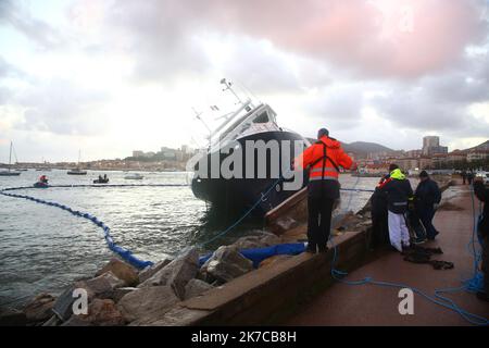 ©PHOTOPQR/CORSE MATIN/Florent Selvini ; 28/12/2020 ; Bateau Phares et balises echouees Quai des Torpilleurs Installation du Barrage anti-inquinamento tempete Bella - 2020/12/28. Maltempo e nave a terra in Corsica, a sud della Francia, a causa della tempesta Bella. Foto Stock