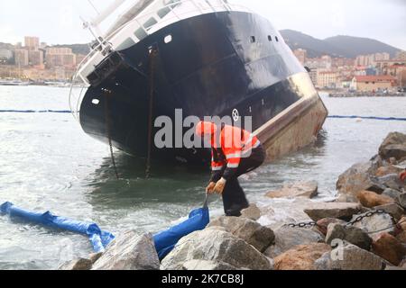 ©PHOTOPQR/CORSE MATIN/Florent Selvini ; 28/12/2020 ; Bateau Phares et balises echouees Quai des Torpilleurs Installation du Barrage anti-inquinamento tempete Bella - 2020/12/28. Maltempo e nave a terra in Corsica, a sud della Francia, a causa della tempesta Bella. Foto Stock