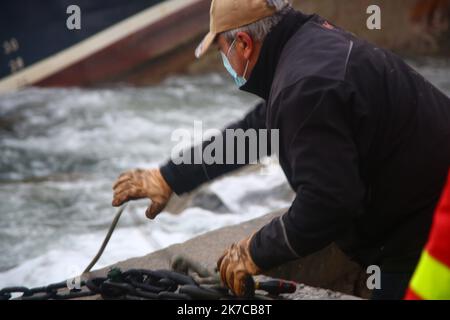 ©PHOTOPQR/CORSE MATIN/Florent Selvini ; 28/12/2020 ; Bateau Phares et balises echouees Quai des Torpilleurs Installation du Barrage anti-inquinamento tempete Bella - 2020/12/28. Maltempo e nave a terra in Corsica, a sud della Francia, a causa della tempesta Bella. Foto Stock