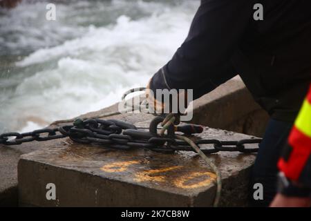 ©PHOTOPQR/CORSE MATIN/Florent Selvini ; 28/12/2020 ; Bateau Phares et balises echouees Quai des Torpilleurs Installation du Barrage anti-inquinamento tempete Bella - 2020/12/28. Maltempo e nave a terra in Corsica, a sud della Francia, a causa della tempesta Bella. Foto Stock