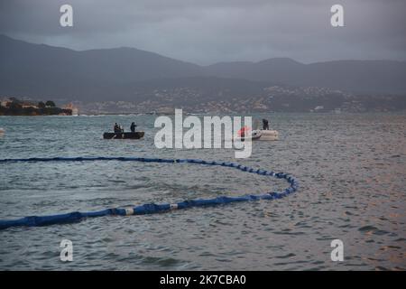 ©PHOTOPQR/CORSE MATIN/Florent Selvini ; 28/12/2020 ; Bateau Phares et balises echouees Quai des Torpilleurs Installation du Barrage anti-inquinamento tempete Bella - 2020/12/28. Maltempo e nave a terra in Corsica, a sud della Francia, a causa della tempesta Bella. Foto Stock