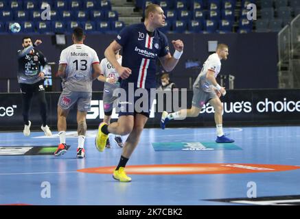 ©Laurent Lairys/MAXPPP - Dainis Kristopans di Parigi Saint Germain durante la EHF Champions League, finale quattro, 3rd° incontro di pallamano tra Telekom Veszprem HC e Parigi Saint-Germain il 29 dicembre 2020 alla Lanxess Arena di Koln, Germania - Foto Laurent Lairys / MAXPPP Foto Stock