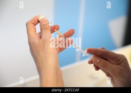 ©PHOTOPQR/LE PARISIEN/Arnaud Journois ; PARIS ; 02/01/2021 ; SEANCE DE VACCINATION CONTRE LA COVID-19 POUR LE PERSONNEL SOIGNANT DE PLUS DE 50 ANS A l'HOTEL DIEU - Paris, France, jan 2nd 2021 - Covid-19 : prime vaccinazioni del personale medico, di età superiore a 50 anni, a Parigi Foto Stock