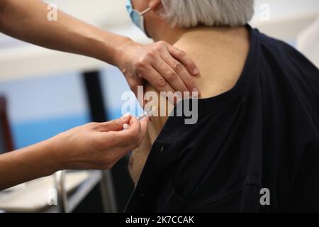 ©PHOTOPQR/LE PARISIEN/Arnaud Journois ; PARIS ; 02/01/2021 ; SEANCE DE VACCINATION CONTRE LA COVID-19 POUR LE PERSONNEL SOIGNANT DE PLUS DE 50 ANS A l'HOTEL DIEU - Paris, France, jan 2nd 2021 - Covid-19 : prime vaccinazioni del personale medico, di età superiore a 50 anni, a Parigi Foto Stock