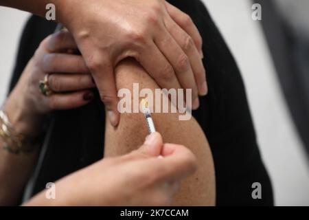 ©PHOTOPQR/LE PARISIEN/Arnaud Journois ; PARIS ; 02/01/2021 ; SEANCE DE VACCINATION CONTRE LA COVID-19 POUR LE PERSONNEL SOIGNANT DE PLUS DE 50 ANS A l'HOTEL DIEU - Paris, France, jan 2nd 2021 - Covid-19 : prime vaccinazioni del personale medico, di età superiore a 50 anni, a Parigi Foto Stock