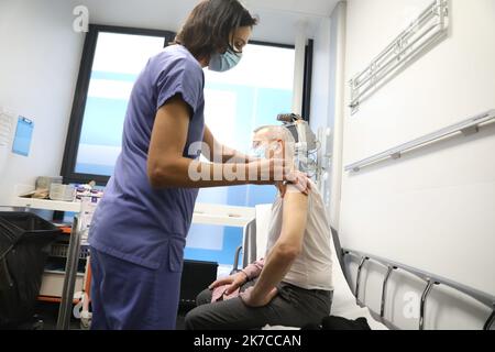 ©PHOTOPQR/LE PARISIEN/Arnaud Journois ; PARIS ; 02/01/2021 ; SEANCE DE VACCINATION CONTRE LA COVID-19 POUR LE PERSONNEL SOIGNANT DE PLUS DE 50 ANS A l'HOTEL DIEU - Paris, France, jan 2nd 2021 - Covid-19 : prime vaccinazioni del personale medico, di età superiore a 50 anni, a Parigi Foto Stock