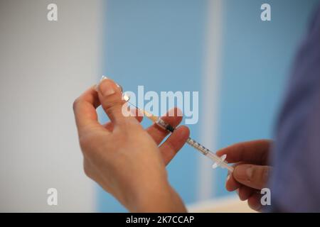 ©PHOTOPQR/LE PARISIEN/Arnaud Journois ; PARIS ; 02/01/2021 ; SEANCE DE VACCINATION CONTRE LA COVID-19 POUR LE PERSONNEL SOIGNANT DE PLUS DE 50 ANS A l'HOTEL DIEU - Paris, France, jan 2nd 2021 - Covid-19 : prime vaccinazioni del personale medico, di età superiore a 50 anni, a Parigi Foto Stock