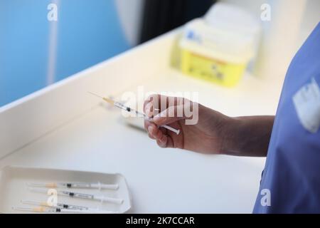 ©PHOTOPQR/LE PARISIEN/Arnaud Journois ; PARIS ; 02/01/2021 ; SEANCE DE VACCINATION CONTRE LA COVID-19 POUR LE PERSONNEL SOIGNANT DE PLUS DE 50 ANS A l'HOTEL DIEU - Paris, France, jan 2nd 2021 - Covid-19 : prime vaccinazioni del personale medico, di età superiore a 50 anni, a Parigi Foto Stock