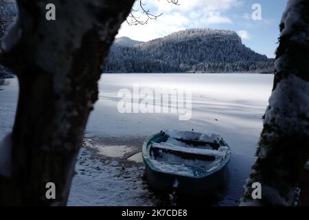 ©PHOTOPQR/LE PROGRES/Philippe TRIAS - 08/01/2021 - Neige et glace, Haut-Jura, 8 janvier 2021. -Ambiance de paysage d'hiver dans le Jura. Les paysages du Jura ont revêtus leur più beau manteau blanc. Entre lacs gelés et grandes étendues blanches, les images magiques deviennent. Une croûte de glace s'est formée sur le lac de Bonlieu. - Forti nevicate, montagne del Giura in Francia. Foto Stock