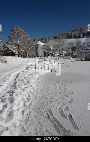 ©PHOTOPQR/LE PROGRES/Philippe TRIAS - 08/01/2021 - Neige et glace, Haut-Jura, 8 janvier 2021. -Ambiance de paysage d'hiver dans le Jura. Les paysages du Jura ont revêtus leur più beau manteau blanc. Entre lacs gelés et grandes étendues blanches, les images magiques deviennent. - Forti nevicate, montagne del Giura in Francia. Foto Stock