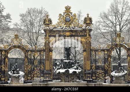 ©PHOTOPQR/L'EST REPUBLICAIN/ALEXANDRE MARCHI ; NANCY ; 14/01/2021 ; AMBIENTAZIONE - METEO - METEO - NEIGE - FROID - HIVER. Nancy 14 janvier 2021. La fontaine de Neptune recouverte de son manteau blanc de neige sur la Place Stanislas. FOTO Alexandre MARCHI. - L'onda di neve ha colpito la Francia nord-orientale, il 14th 2021 gennaio Foto Stock