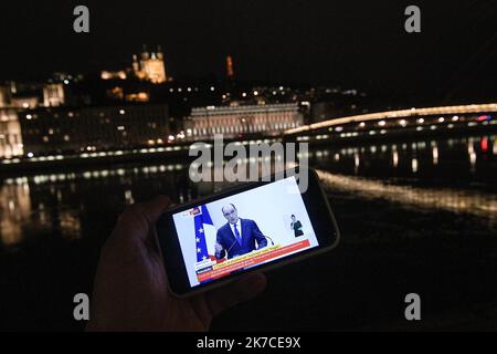 ©PHOTOPQR/LE PROGRES/Maxime JEGAT - Lyon 14/01/2021 - Annonce couvre feu à Lyon le 14 janvier 2021 -Illustration de l'annonce du couvre feu à 18 heures sur les quais de Saône à Lyon. - Francia - Covid-19: Coprifuoco Nazionale alle 6:00:00 Sabato Foto Stock