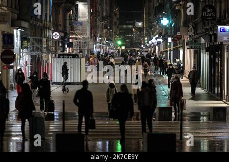 ©PHOTOPQR/LE PROGRES/Maxime JEGAT - Lyon 14/01/2021 - Annonce couvre feu à Lyon le 14 janvier 2021 -ambiance rue Victor Hugo à Lyon au moment de l'annonce du couvre feu à 18 heures. - Francia - Covid-19: Coprifuoco Nazionale alle 6:00:00 Sabato Foto Stock