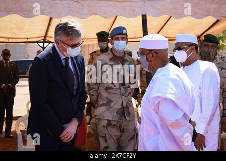 ©Nicolas Remene / le Pictorium/MAXPPP - Nicolas Remene / le Pictorium - 19/1/2021 - Mali / Koulikoro / Bamako - M. Jean-Pierre Lacroix (g), Zeyni Moulaye Ministre des affaires etrangeres et de la cooperation internationale au Mali (d) lors de la cerimonie organizzative ce mardi 19 janvier 2021 au quartier General de la MINUSMA a Bamako au Mali en memoire des 4 casques bleus ivoiriens decedes suite a une attaque le 13 janvier 2021. La ceremonie s'est tenue en presence de nombreuses personnalites dont M. Jean-Pierre Lacroix, secretaire General adjoint aux operati Foto Stock