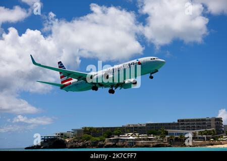 American Airlines Boeing 737-800 atterra su Maho Beach, Sint Maarteen, Princess Juliana Airport. Foto Stock