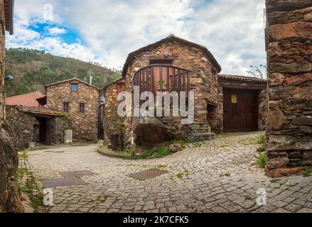 Vista sulla strada del villaggio di pena con le sue case tipiche scisti, nel comune di Góis in Portogallo. Foto Stock