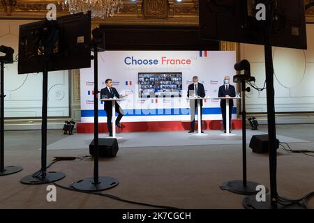 @ Pool/Jacques Witt/Maxppp, Francia, Parigi, 2021/01/25 Emmanuel Macron, il ministro francese dell'Economia Bruno le Maire e il ministro francese del Commercio estero Franck Riester. Il presidente francese Emmanuel Macron presiede una videoconferenza con i dirigenti delle compagnie straniere al palazzo presidenziale Elysee di Parigi, come parte di un forum Choose France, progettato per attrarre più imprese straniere. Visioconference du President Franvßais Emmanuel Macron avec des dirigeants de grands groupes etrangers qui devaient assister au Sommet sceglie la Francia. Parigi, FRANCIA- Foto Stock