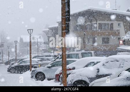 ©Giacomo Italiano/MAXPPP - varie illustrazioni durante l'inverno nella località sciistica di la Clusaz, in alta Savoia, nelle Alpi francesi. Cattivo tempo innevato nel villaggio. Francia, gennaio 2021. Fotografo : Giacomo Italiano / MaxPPP Illustrations diverses en hiver a la station de ski de la Clusaz en Haute Savoie dans les alpes francaises. Mauvaise meteo, temps neigeux au villaggio. Francia, Janvier 2021. Fotografia : Giacomo Italiano / MaxPPP Foto Stock