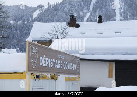 ©Giacomo Italiano/MAXPPP - varie illustrazioni durante l'inverno nella località sciistica di la Clusaz, in alta Savoia, nelle Alpi francesi. Centro di test di covid 19 nel villaggio. Francia, gennaio 2021. Fotografo : Giacomo Italiano / MaxPPP Illustrations diverses en hiver a la station de ski de la Clusaz en Haute Savoie dans les alpes francaises. Depistage du covid 19 a la montagne. Francia, Janvier 2021. Fotografia : Giacomo Italiano / MaxPPP Foto Stock