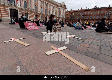 ©PHOTOPQR/LA DEPECHE DU MIDI/VALENTINE CHAPUIS ; TOULOUSE ; 26/01/2021 ; RASSEMBLEMENT DES ETUDIANTS SUR LA PLACE DU CAPITOLE SUITE A LA JOURNEE DE MANIFESTION NATIONALE / UNIVERSITES ETUDIANTS COVID 19 Toulouse, France, jan 26th 2021 - gli studenti protestano come universites sono ancora chiusi in Francia come parte delle restrizioni contro la diffusione della pandemia del covid-19 Foto Stock