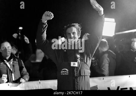 ©franck castel/MAXPPP - CE mercredi 27 janvier le Premier skipper, Charlie Dalin, a franchi la ligne d'arrivee aux Sables d Olonne, au terme de 80 jours en mer, depuis le 8 novembre dernie APIVIA Vendee Globe 2020 la seule course a la voile autour du monde en solitaire, sans escale. le 27 janvier 2021 l'arrivo della Vandea Globe 2020-2021, edizione 9th della corsa solista non-stop round the World yacht, il 27th 2021 gennaio a Les Sables-d'Olonne, Francia Foto Stock