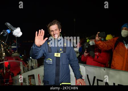 ©franck castel/MAXPPP - CE mercredi 27 janvier le Premier skipper, Charlie Dalin, a franchi la ligne d'arrivee aux Sables d Olonne, au terme de 80 jours en mer, depuis le 8 novembre dernie APIVIA Vendee Globe 2020 la seule course a la voile autour du monde en solitaire, sans escale. le 27 janvier 2021 l'arrivo della Vandea Globe 2020-2021, edizione 9th della corsa solista non-stop round the World yacht, il 27th 2021 gennaio a Les Sables-d'Olonne, Francia Foto Stock