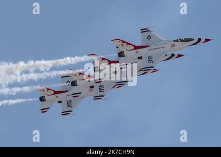 I jet Thunderbirds si mostravano volare in formazione sopra Edwards AFB in California. Foto Stock