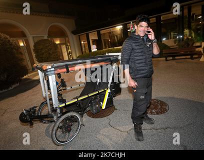 ©PHOTOPQR/NICE MATIN/LAURENT MARTINAT ; LA VALETTE ; 27/01/2021 ; ARRIVEE DE GWENAEL BRETON AU DOMAINE DES GUEULES CASSEES DE LA VALETTE APRES AVOIR FAIT 110KM LORS DE CETTE ETAPE. LUI MEME ANCIEN BLESSE DE GUERRE il BEGIN SON TOUR DU MONDE EN VELO POUR SENSIBILISER A LA cause DES BLESSES DE GUERRES PAPIER MDA - Gwenael Breton in giro per il mondo in bicicletta per sensibilizzare sulla causa delle ferite di guerra la valette, Francia Jan 27 2021 Foto Stock