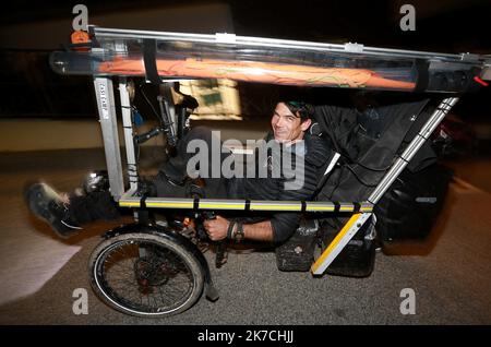 ©PHOTOPQR/NICE MATIN/LAURENT MARTINAT ; LA VALETTE ; 27/01/2021 ; ARRIVEE DE GWENAEL BRETON AU DOMAINE DES GUEULES CASSEES DE LA VALETTE APRES AVOIR FAIT 110KM LORS DE CETTE ETAPE. LUI MEME ANCIEN BLESSE DE GUERRE il BEGIN SON TOUR DU MONDE EN VELO POUR SENSIBILISER A LA cause DES BLESSES DE GUERRES PAPIER MDA - Gwenael Breton in giro per il mondo in bicicletta per sensibilizzare sulla causa delle ferite di guerra la valette, Francia Jan 27 2021 Foto Stock