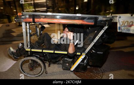 ©PHOTOPQR/NICE MATIN/LAURENT MARTINAT ; LA VALETTE ; 27/01/2021 ; ARRIVEE DE GWENAEL BRETON AU DOMAINE DES GUEULES CASSEES DE LA VALETTE APRES AVOIR FAIT 110KM LORS DE CETTE ETAPE. LUI MEME ANCIEN BLESSE DE GUERRE il BEGIN SON TOUR DU MONDE EN VELO POUR SENSIBILISER A LA cause DES BLESSES DE GUERRES PAPIER MDA - Gwenael Breton in giro per il mondo in bicicletta per sensibilizzare sulla causa delle ferite di guerra la valette, Francia Jan 27 2021 Foto Stock