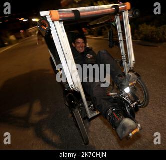 ©PHOTOPQR/NICE MATIN/LAURENT MARTINAT ; LA VALETTE ; 27/01/2021 ; ARRIVEE DE GWENAEL BRETON AU DOMAINE DES GUEULES CASSEES DE LA VALETTE APRES AVOIR FAIT 110KM LORS DE CETTE ETAPE. LUI MEME ANCIEN BLESSE DE GUERRE il BEGIN SON TOUR DU MONDE EN VELO POUR SENSIBILISER A LA cause DES BLESSES DE GUERRES PAPIER MDA - Gwenael Breton in giro per il mondo in bicicletta per sensibilizzare sulla causa delle ferite di guerra la valette, Francia Jan 27 2021 Foto Stock