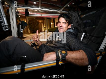 ©PHOTOPQR/NICE MATIN/LAURENT MARTINAT ; LA VALETTE ; 27/01/2021 ; ARRIVEE DE GWENAEL BRETON AU DOMAINE DES GUEULES CASSEES DE LA VALETTE APRES AVOIR FAIT 110KM LORS DE CETTE ETAPE. LUI MEME ANCIEN BLESSE DE GUERRE il BEGIN SON TOUR DU MONDE EN VELO POUR SENSIBILISER A LA cause DES BLESSES DE GUERRES PAPIER MDA - Gwenael Breton in giro per il mondo in bicicletta per sensibilizzare sulla causa delle ferite di guerra la valette, Francia Jan 27 2021 Foto Stock