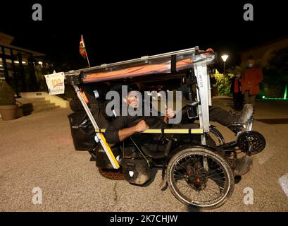 ©PHOTOPQR/NICE MATIN/LAURENT MARTINAT ; LA VALETTE ; 27/01/2021 ; ARRIVEE DE GWENAEL BRETON AU DOMAINE DES GUEULES CASSEES DE LA VALETTE APRES AVOIR FAIT 110KM LORS DE CETTE ETAPE. LUI MEME ANCIEN BLESSE DE GUERRE il BEGIN SON TOUR DU MONDE EN VELO POUR SENSIBILISER A LA cause DES BLESSES DE GUERRES PAPIER MDA - Gwenael Breton in giro per il mondo in bicicletta per sensibilizzare sulla causa delle ferite di guerra la valette, Francia Jan 27 2021 Foto Stock