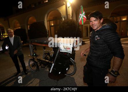 ©PHOTOPQR/NICE MATIN/LAURENT MARTINAT ; LA VALETTE ; 27/01/2021 ; ARRIVEE DE GWENAEL BRETON AU DOMAINE DES GUEULES CASSEES DE LA VALETTE APRES AVOIR FAIT 110KM LORS DE CETTE ETAPE. LUI MEME ANCIEN BLESSE DE GUERRE il BEGIN SON TOUR DU MONDE EN VELO POUR SENSIBILISER A LA cause DES BLESSES DE GUERRES PAPIER MDA - Gwenael Breton in giro per il mondo in bicicletta per sensibilizzare sulla causa delle ferite di guerra la valette, Francia Jan 27 2021 Foto Stock