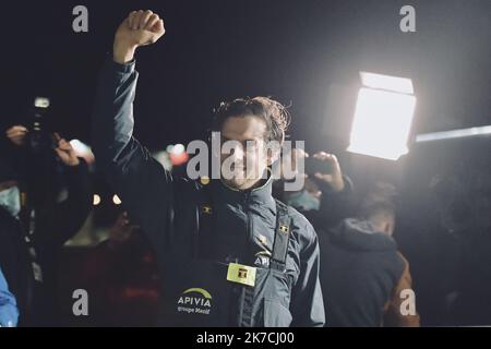 ©franck castel/MAXPPP - Vendee Globe Dalin à jamais Premier aux Sables... Bestaven Grand vainqueur... C'est l'heure du Grand final aux Sables d'Olonne Yannick Bestaven a gagne le Vendee Globe 2020 21 grace aux compensations liees au sauvetage de Kevin Escoffier Charlie Dalin a franchi la ligne d'Arrivée le Premier, En 80j 6h 15min et 47 secondesdepuis le 8 novembre dernie APIVIA Vendee Globe 2020 la seule course a la voile autour du monde en solitaire, sans escale. le 27 janvier 2021 - 2021/01/28. Arrivo della gara di vela Vendee Globe. Foto Stock