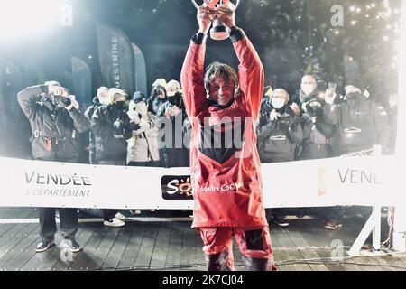 ©franck castel/MAXPPP - Vendee Globe Dalin à jamais Premier aux Sables... Bestaven Grand vainqueur... C'est l'heure du Grand final aux Sables d'Olonne Yannick Bestaven a gagne le Vendee Globe 2020 21 grace aux compensations liees au sauvetage de Kevin Escoffier Charlie Dalin a franchi la ligne d'Arrivée le Premier, En 80j 6h 15min et 47 secondesdepuis le 8 novembre dernie APIVIA Vendee Globe 2020 la seule course a la voile autour du monde en solitaire, sans escale. le 27 janvier 2021 - 2021/01/28. Arrivo della gara di vela Vendee Globe. Foto Stock