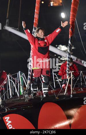 ©franck castel/MAXPPP - Vendee Globe Dalin à jamais Premier aux Sables... Bestaven Grand vainqueur... C'est l'heure du Grand final aux Sables d'Olonne Yannick Bestaven a gagne le Vendee Globe 2020 21 grace aux compensations liees au sauvetage de Kevin Escoffier Charlie Dalin a franchi la ligne d'Arrivée le Premier, En 80j 6h 15min et 47 secondesdepuis le 8 novembre dernie APIVIA Vendee Globe 2020 la seule course a la voile autour du monde en solitaire, sans escale. le 27 janvier 2021 - 2021/01/28. Arrivo della gara di vela Vendee Globe. Foto Stock