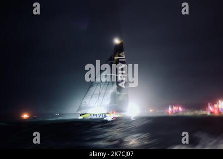 ©franck castel/MAXPPP - Vendee Globe Dalin à jamais Premier aux Sables... Bestaven Grand vainqueur... C'est l'heure du Grand final aux Sables d'Olonne Yannick Bestaven a gagne le Vendee Globe 2020 21 grace aux compensations liees au sauvetage de Kevin Escoffier Charlie Dalin a franchi la ligne d'Arrivée le Premier, En 80j 6h 15min et 47 secondesdepuis le 8 novembre dernie APIVIA Vendee Globe 2020 la seule course a la voile autour du monde en solitaire, sans escale. le 27 janvier 2021 - 2021/01/28. Arrivo della gara di vela Vendee Globe. Foto Stock