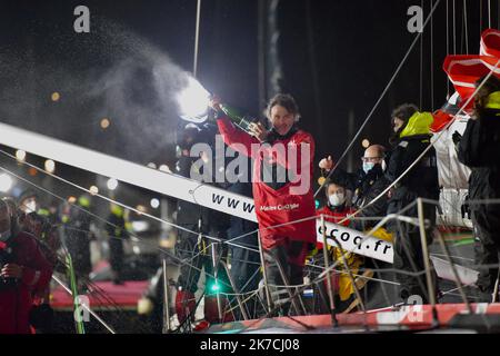 ©franck castel/MAXPPP - Vendee Globe Dalin à jamais Premier aux Sables... Bestaven Grand vainqueur... C'est l'heure du Grand final aux Sables d'Olonne Yannick Bestaven a gagne le Vendee Globe 2020 21 grace aux compensations liees au sauvetage de Kevin Escoffier Charlie Dalin a franchi la ligne d'Arrivée le Premier, En 80j 6h 15min et 47 secondesdepuis le 8 novembre dernie APIVIA Vendee Globe 2020 la seule course a la voile autour du monde en solitaire, sans escale. le 27 janvier 2021 - 2021/01/28. Arrivo della gara di vela Vendee Globe. Foto Stock