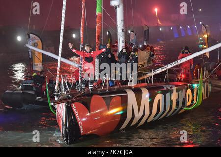 ©franck castel/MAXPPP - Vendee Globe Dalin à jamais Premier aux Sables... Bestaven Grand vainqueur... C'est l'heure du Grand final aux Sables d'Olonne Yannick Bestaven a gagne le Vendee Globe 2020 21 grace aux compensations liees au sauvetage de Kevin Escoffier Charlie Dalin a franchi la ligne d'Arrivée le Premier, En 80j 6h 15min et 47 secondesdepuis le 8 novembre dernie APIVIA Vendee Globe 2020 la seule course a la voile autour du monde en solitaire, sans escale. le 27 janvier 2021 - 2021/01/28. Arrivo della gara di vela Vendee Globe. Foto Stock